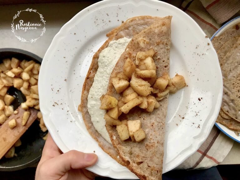 jednoskładnikowe naleśniki z roślinnym twarożkiem i karmelizowanymi jabłkami